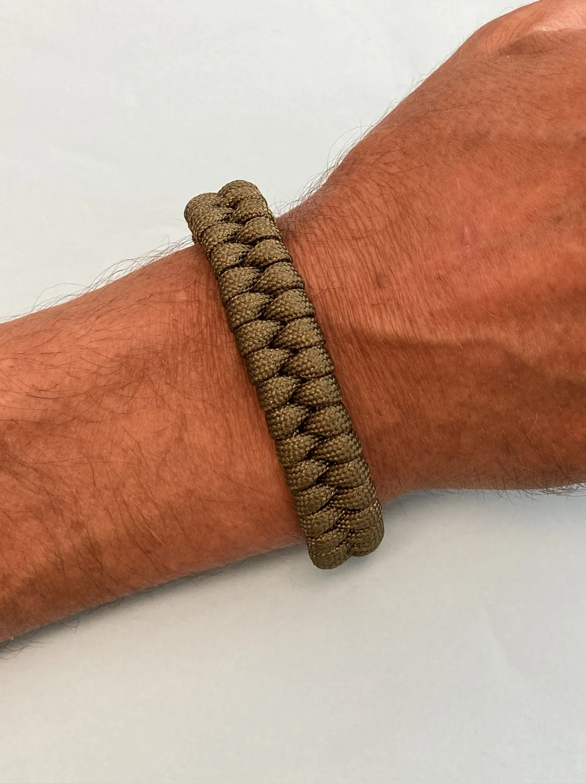 Armbånd i sildebensmønster