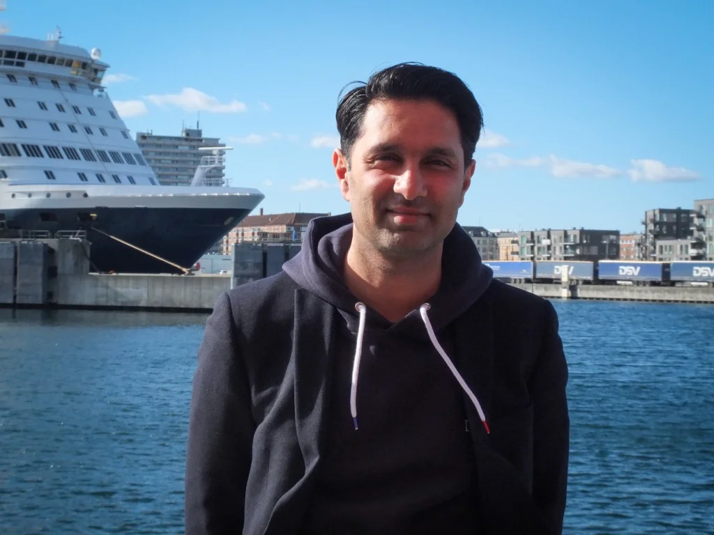 På dybt vand med mobilen: Imran Rashid viser vej til sunde digitale vaner