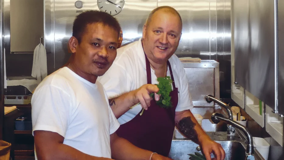 Kogemand bedstefar skaber trivsel fra kabyssen